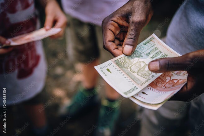 Close up - Händler zählt Geldscheine auf einem Markt in Simbabwe