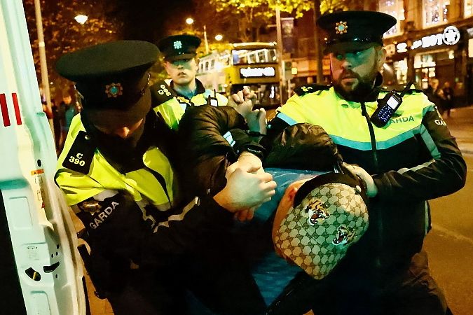 Irlanti: Maahanmuuttaja puukotti pikkulapsia – hallitus kiristää ”vihapuhelakeja” ja hyökkää valkoisia vastaan!