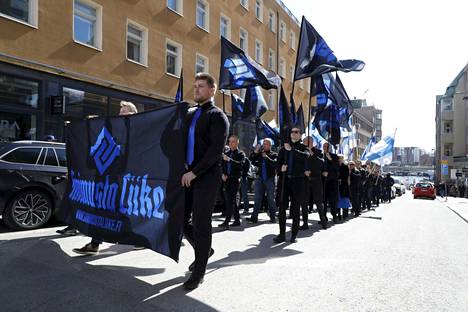Yle Watch: Globohomon syleilyssä olevat perussionistit lopettivat Sinimustan Liikkeen puoluestatuksen
